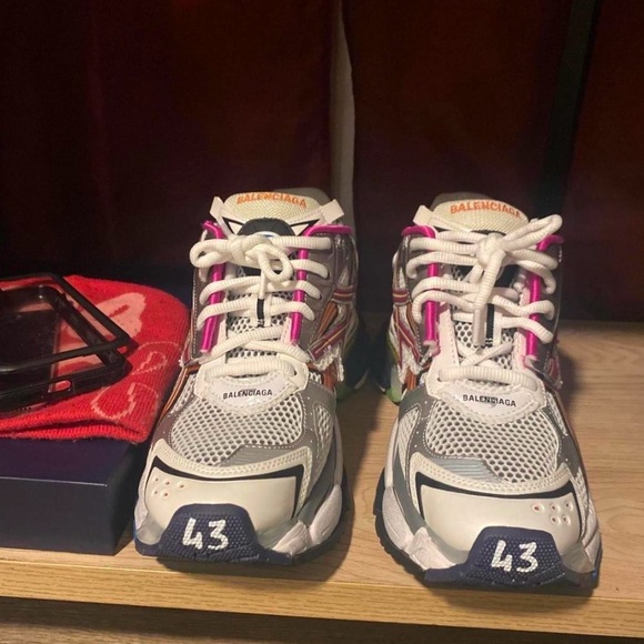 Balenciaga Runners
-size 10
-box included
-only worn a few times - Picture 6 of 7